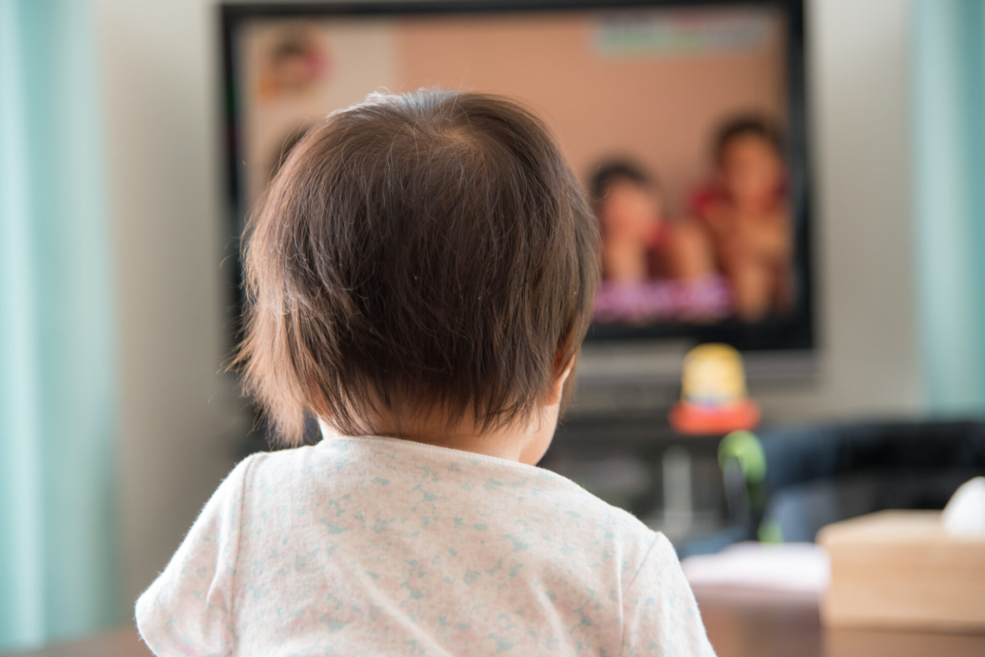 【画像】テレビを見る赤ちゃん